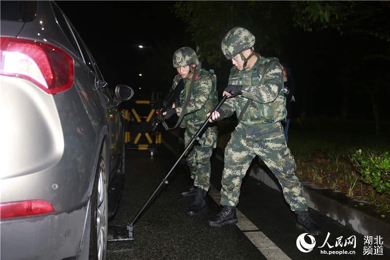 檢查車輛后備箱