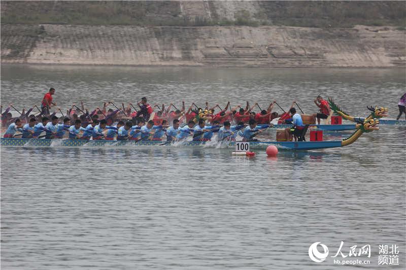 中國龍舟爭霸賽在湖北秭歸擂響戰鼓（何寶喜 攝）