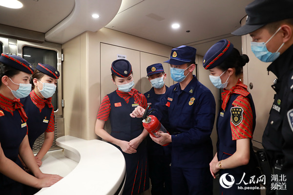 武漢鐵路啟動黃金周假日運輸 消防檢查確保安全過節