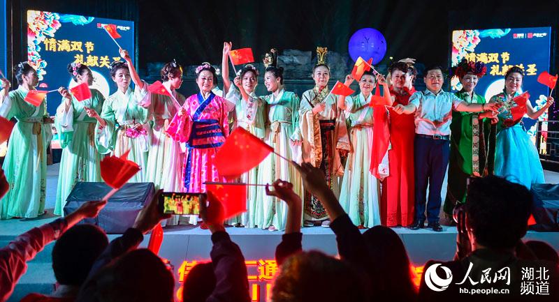 2020年10月1日，湖北省襄陽市，襄陽關聖古鎮上演精彩的節目，同慶國慶、中秋佳節。
