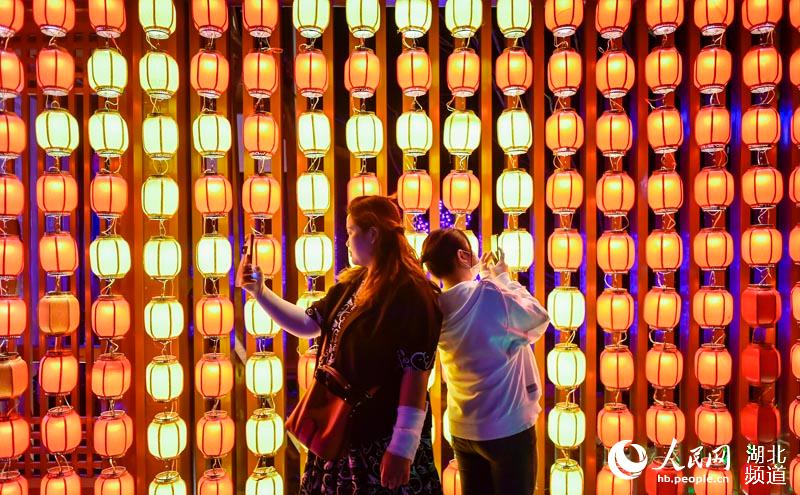 2020年10月1日，湖北省襄陽市，游客在襄陽關聖古鎮逛中秋夜市，樂享假期。