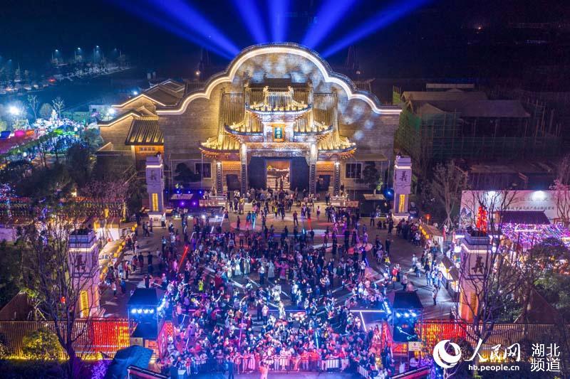 2020年10月1日，湖北省襄陽市，游客在襄陽關聖古鎮逛中秋夜市，樂享假期。2