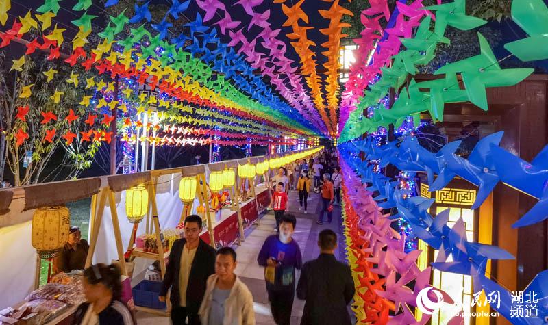 2020年10月1日，湖北省襄陽市，游客在襄陽關聖古鎮逛中秋夜市，樂享假期。7