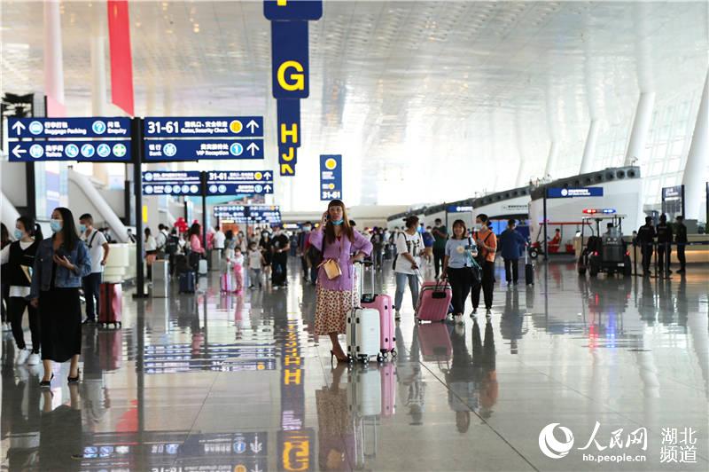 雙節期間武漢機場航空客流加快恢復。（王賽 攝）