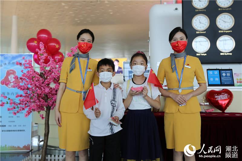 雙節期間武漢機場航空客流加快恢復。（王賽 攝）
