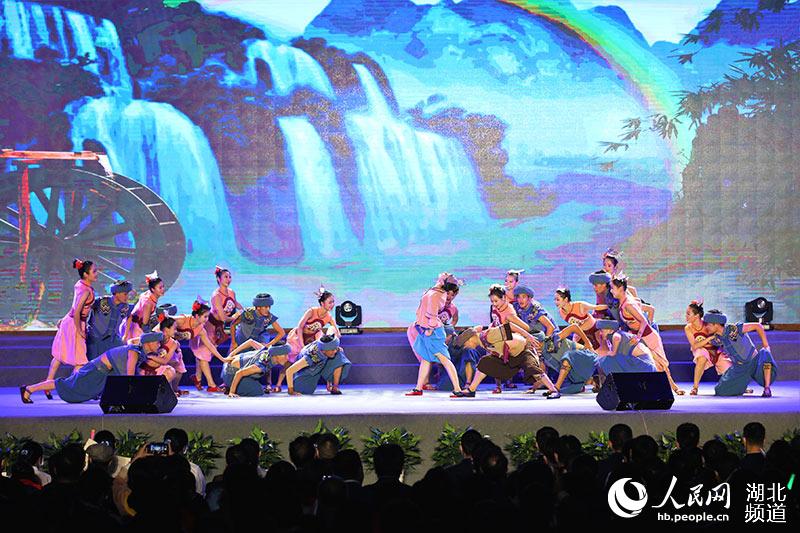 湖北省土家族（五峰）歌舞劇團表演（王旭 攝）