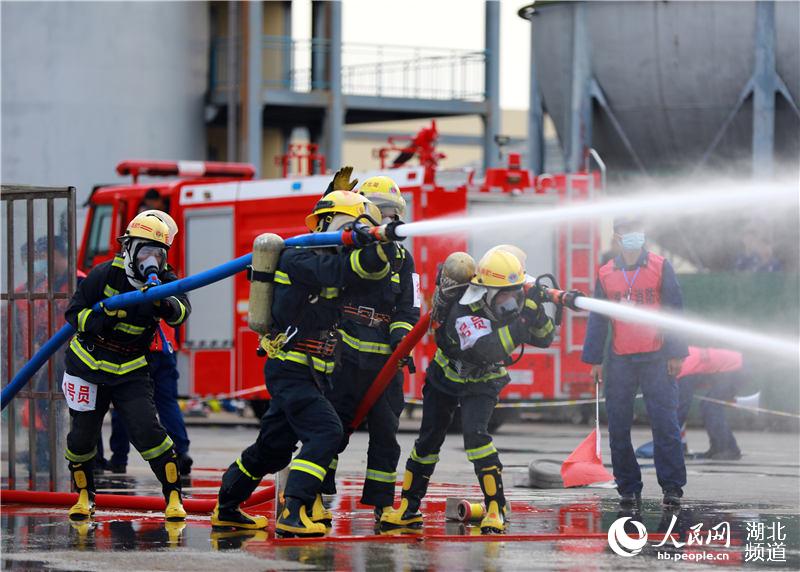 在武漢湯遜湖畔的湖北省消防救援總隊訓練與戰勤保障支隊，參賽隊員正在進行縱深滅火救人項目的比拼。 （王積歡 攝）