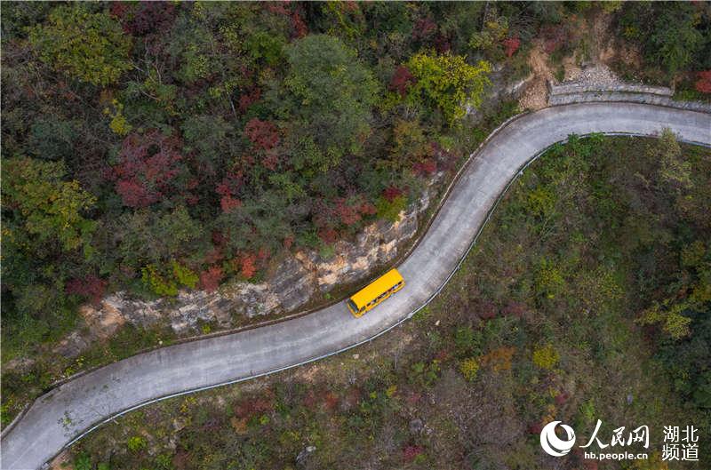 2020年10月25日，一輛公交車行駛在湖北省襄陽市保康縣九路寨生態旅游區的旅游公路上。