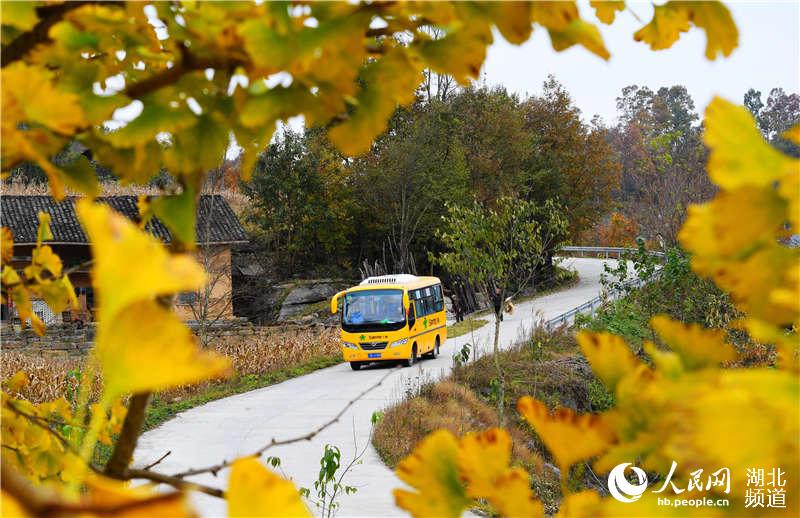2020年10月25日，一輛景區公交車行駛在湖北省襄陽市保康縣九路寨生態旅游區的旅游公路上。