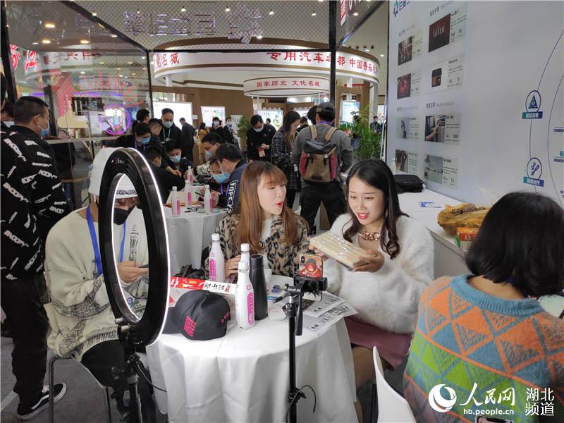 武漢國際電博會上各路網紅主播推介商品。郭婷婷攝