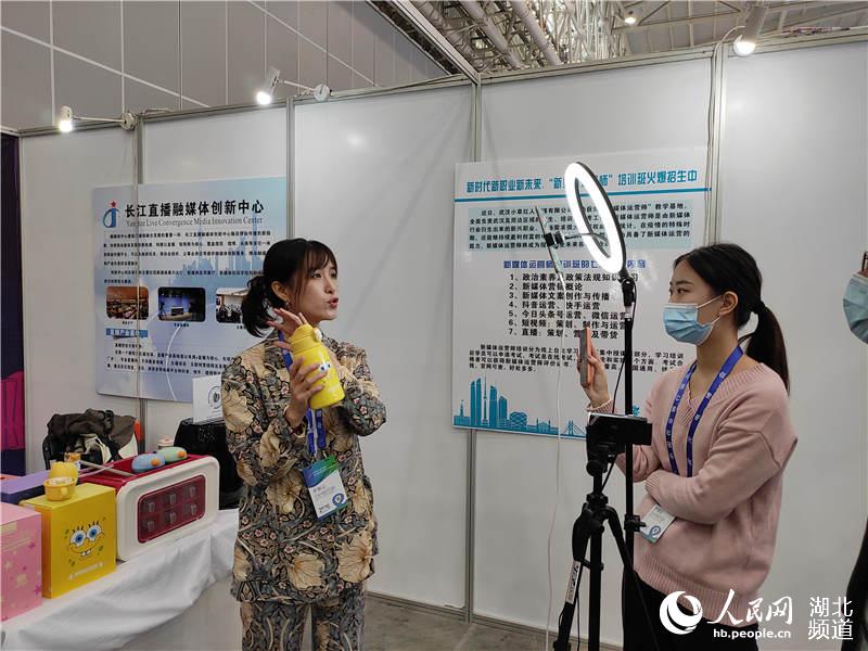 武漢國際電博會上各路網紅主播推介商品。郭婷婷攝