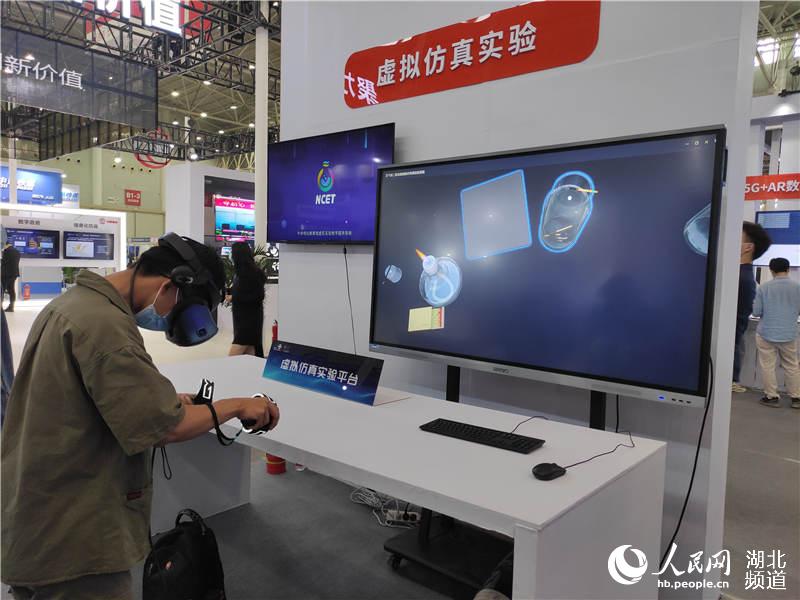 中國聯通現場展示虛擬仿真實驗室。郭婷婷攝