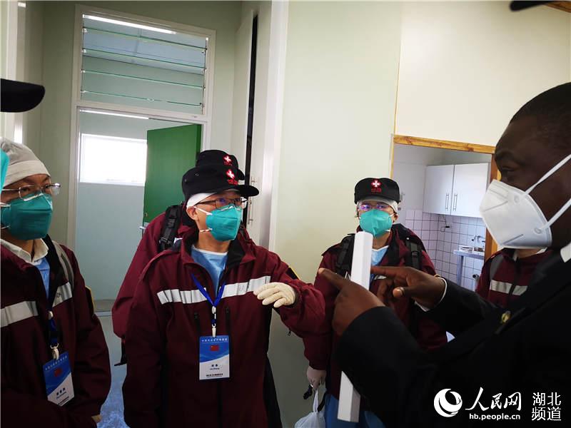 中國援非抗疫醫療專家組安全回家。（童萱 攝）