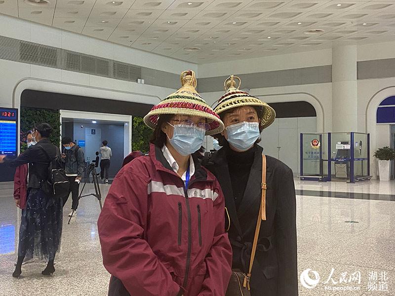 中國政府赴萊索托、安哥拉抗疫醫療專家組返回武漢（張沛 攝）