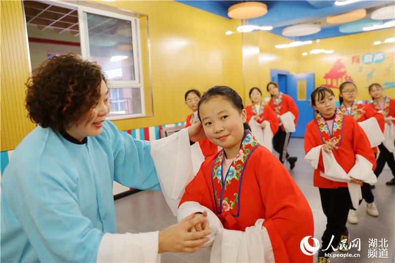 熊曉華指導學生戲曲動作。（汪正璽 攝）