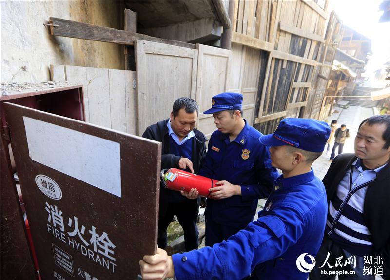 11月8日，在湖北省恩施州利川市忠路鎮老屋基村，消防監督員正在開展消防安全指導服務