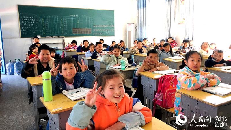 湖北鶴峰：11所高寒學校的孩子溫暖過冬