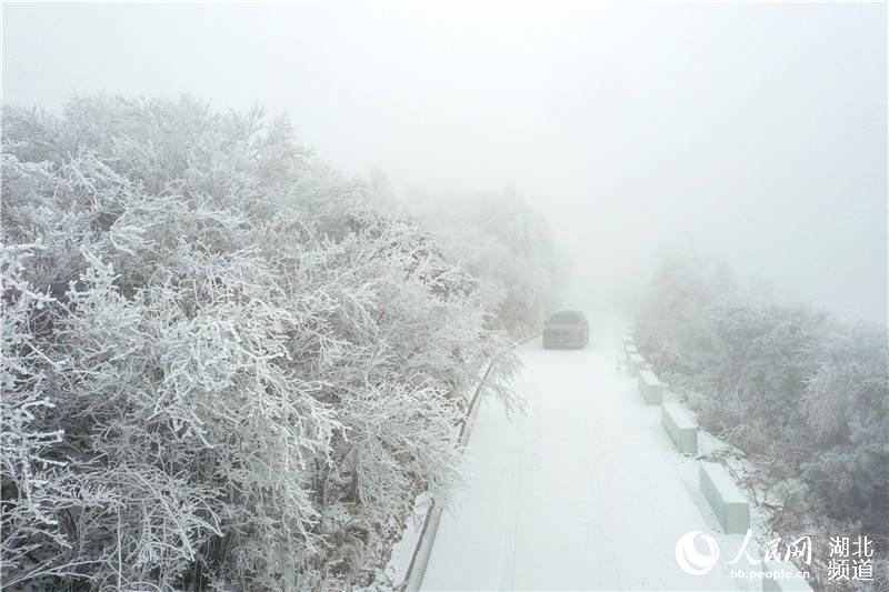 2020年11月22日，一輛自駕游車輛行駛在湖北省襄陽市保康縣后坪鎮橫沖景區公路上。