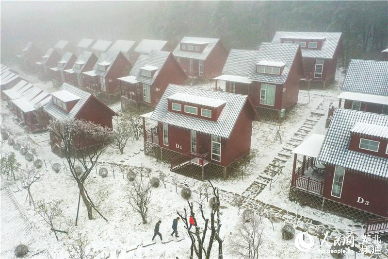 2020年11月22日，游客在湖北省襄陽市保康縣后坪鎮橫沖景區游玩。