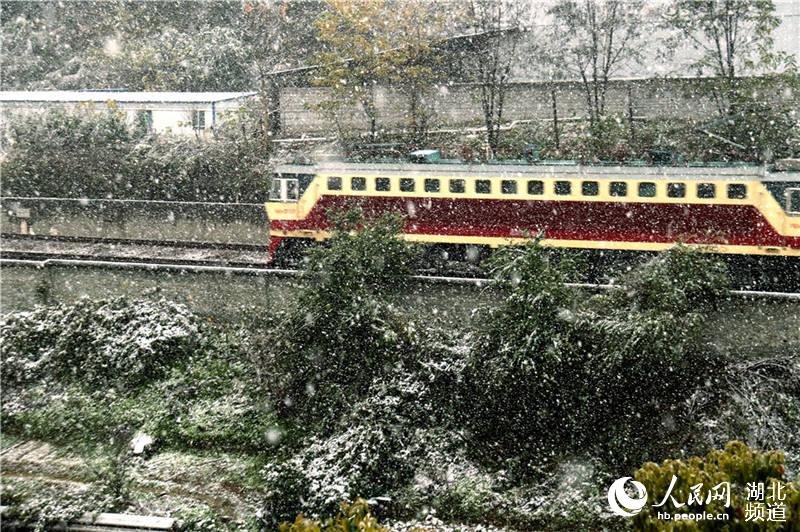 一列火車行進在風雪中。