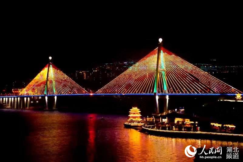 巴東長江大橋夜景。