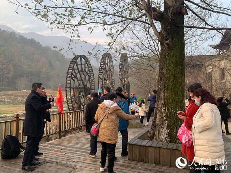 11月29日上午，游客在錦裡溝取景拍照。（李浩 攝）