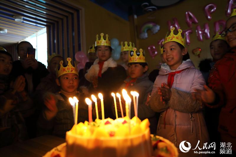 齊唱生日歌。（汪正璽 攝）