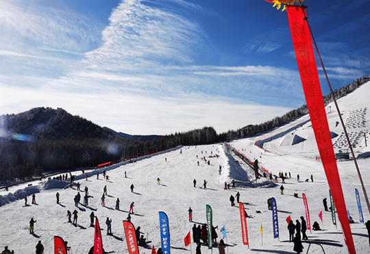 滑雪愛好者在“南國雪原”感受冰雪之美。（劉仁 攝）
