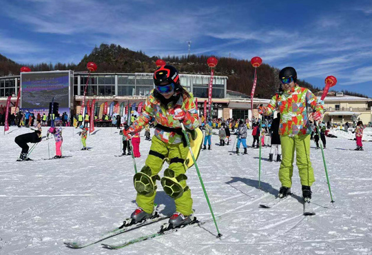   滑雪愛好者在“南國雪原”感受冰雪之美。
