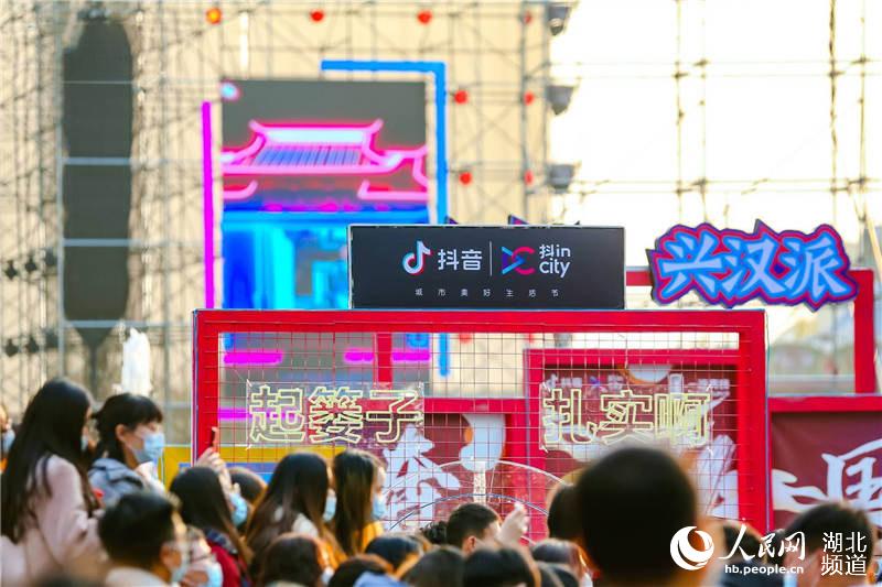 國潮廣場上武漢特色方言吸引了大批游客打卡拍照。