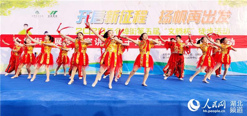 徒步大賽前暖場節目，以快板書形式宣講十九屆五中全會精神。