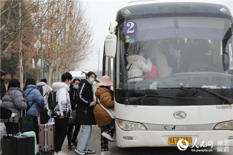 晴川學子乘坐愛心大巴返程。（韓雪玙 攝）