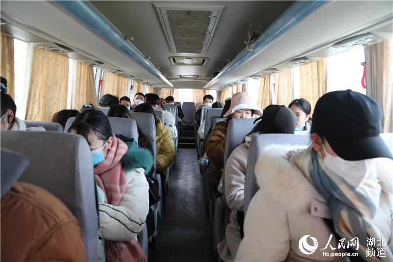 晴川學子乘坐愛心大巴返程。（韓雪玙 攝）