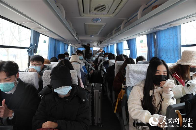 晴川學子乘坐愛心大巴返程。（韓雪玙 攝）