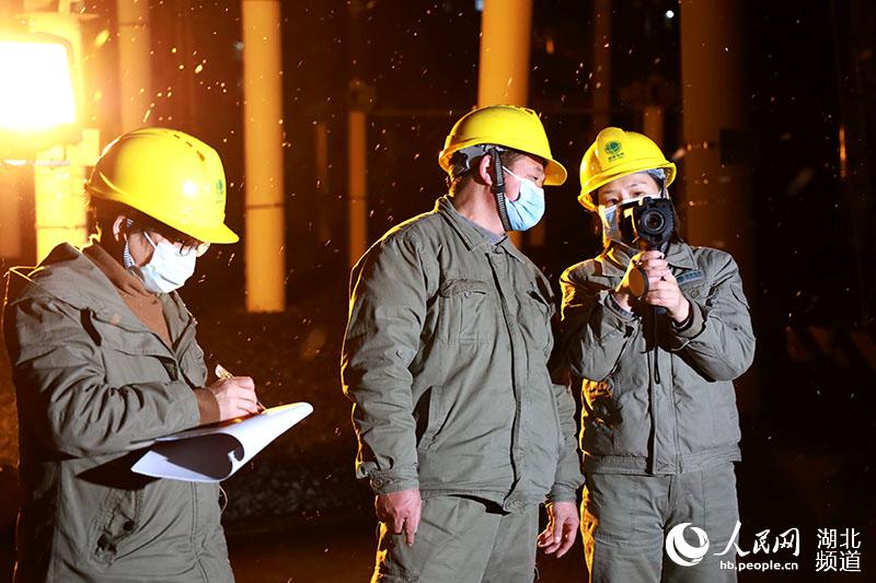 1月7日，國網恩施供電公司檢修分公司員工冒雪巡視供電設備。龍建軍 攝