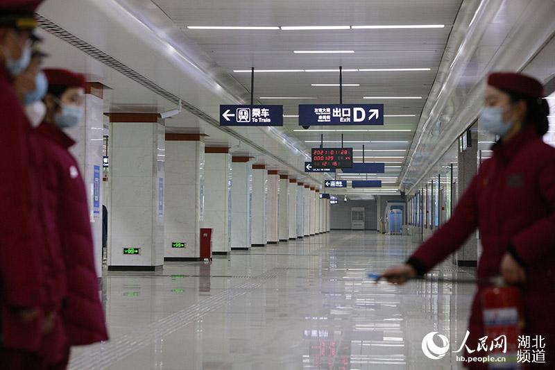 1月28日凌晨，在武漢湖北大學地鐵站內，值班站長正在組織開展消防安全培訓