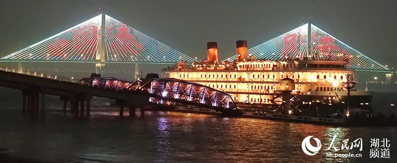 湖北武漢:長江燈光秀流光溢彩