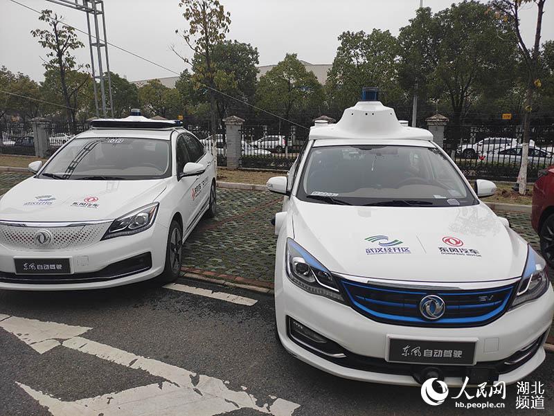 自動駕駛出租車依靠車頂的無人駕駛傳感器套件來控制。人民網 郭婷婷攝