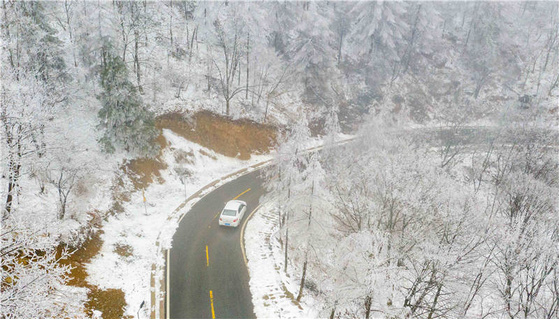 2021年2月28日，一輛小汽車在湖北省襄陽市保康縣橫沖景區公路上行駛。