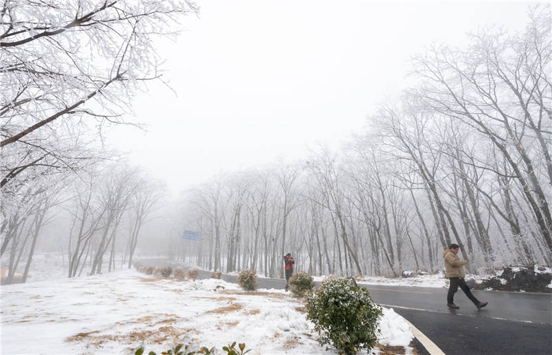 2021年2月28日，兩名游客在湖北省襄陽市保康縣橫沖景區公路上行走。