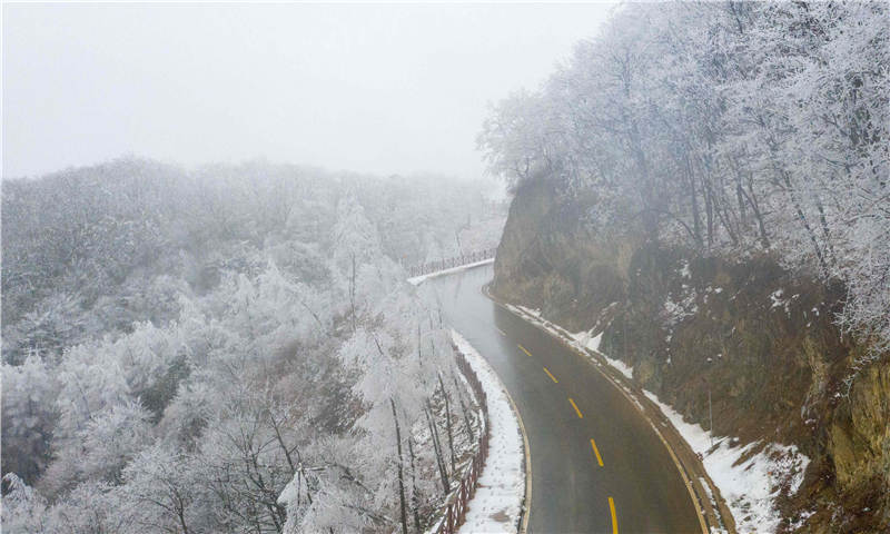 2021年2月28日，在湖北省襄陽市保康縣橫沖景區拍攝的霧凇美景。