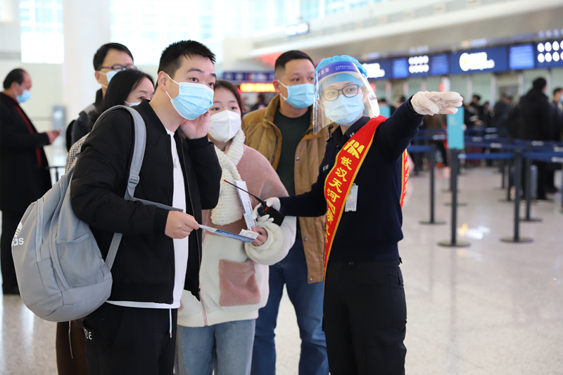 武漢天河機場工作人員在引導旅客值機。賈雯媛攝