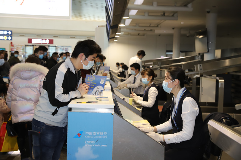 武漢天河機場旅客正在值機。張祥攝