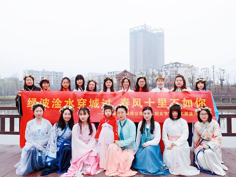 女建設者們身穿漢服在淦河邊合影留念。栗志乾攝