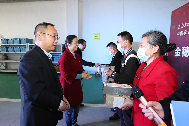 共建單位共同為企業優秀員工頒獎。（鄧洲攝）