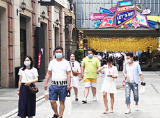 武漢市民逛街購物，街頭人氣旺
