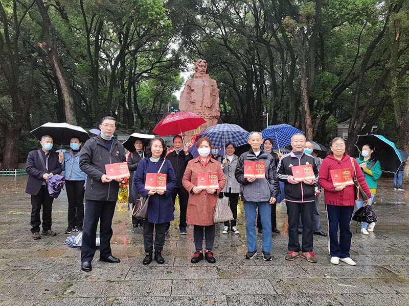 4月2日，鵬程社區黨員在施洋烈士像前過政治生日。