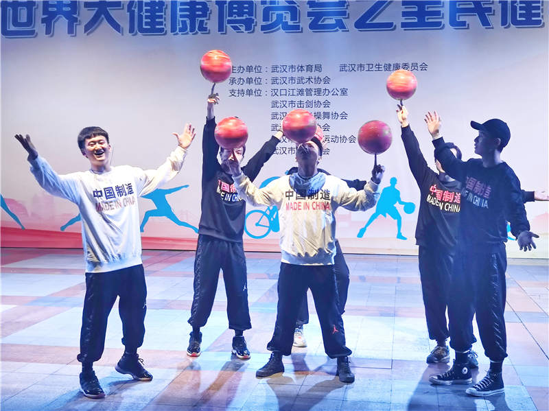  2021年4月8日晚，武漢市青年藍球迷們在表演展示《花樣藍球》