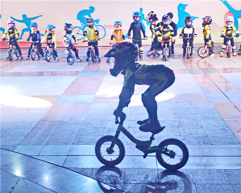 2021年4月8日晚，武漢市愛好自行車運動的小朋友在表演展示童車特技
