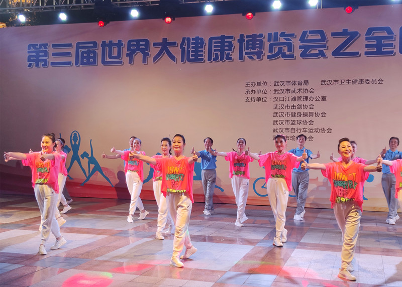 2021年4月8日晚，武漢市居民群眾在表演《大江大湖大武漢》廣場舞